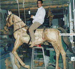 مجسمه چوبی اسب